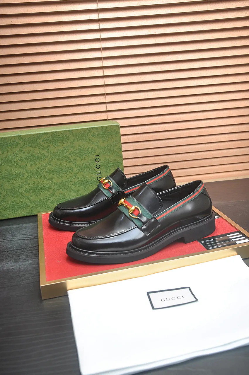 Men's shoes💰540💶Italy's top luxury men's shoe giant (GUCCI) (Gucci) (full cowhide lining) new arrival🍃Original European style🔰 Pleasant to the eye😍In order to make the shoes more durable and non-deformable🌀The production continues to follow traditional methods but there is still no lack of innovation💪Choose original sheepskin for the leather♻️ Smooth and natural And extra bright ⭐Made of imported cowhide, the first choice of rich people 38-45 (45 customized)